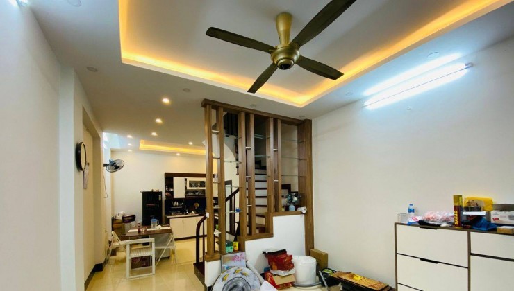 Siêu Hot !!! Bán gấp nhà Trung tâm Cầu Giấy, 6 Tầng đẹp long lanh, sổ vuông 45m*MT 4m, SĐCC

 Siêu Hot !!! Bán gấp nhà Trung tâm Cầu Giấy, 6 Tầng